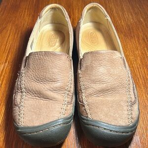 Keen Golden Leather Women’s Slip On Moccasins Khaki Tan Loafers. Size 10